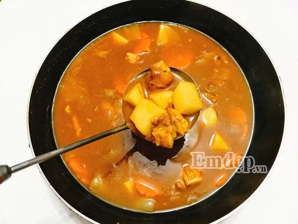 thuc don cuoi tuan com ca ri ga nha lam ngon nhu tiem