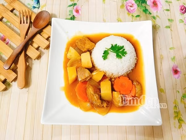 thuc don cuoi tuan com ca ri ga nha lam ngon nhu tiem