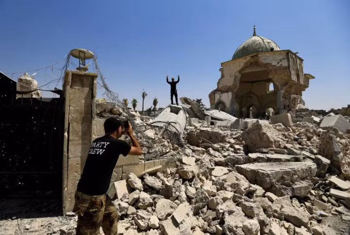 chum anh ben trong vung dat chet mosul iraq