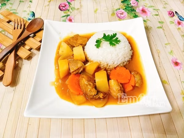 thuc don cuoi tuan com ca ri ga nha lam ngon nhu tiem