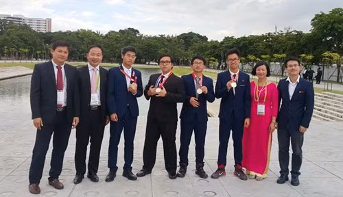 Các học sinh đội tuyển Olympic Hóa học Việt Nam chụp ảnh cùng các thầy cô giáo chuyen nhung nguoi thay dau tranh cho tam huy chuong cac doi tuyen olympic
