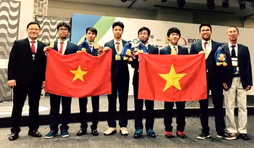 Thầy Lê Anh Vinh (trái) và thầy Lê Bá Khánh Trình (phải) chụp ảnh cùng đội tuyển Olympic Toán học chuyen nhung nguoi thay dau tranh cho tam huy chuong cac doi tuyen olympic