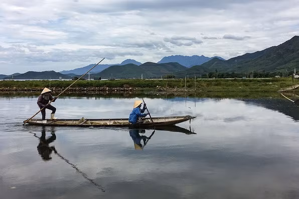 mot viet nam gian di binh yen qua goc nhin cua nhiep anh gia nguoi anh