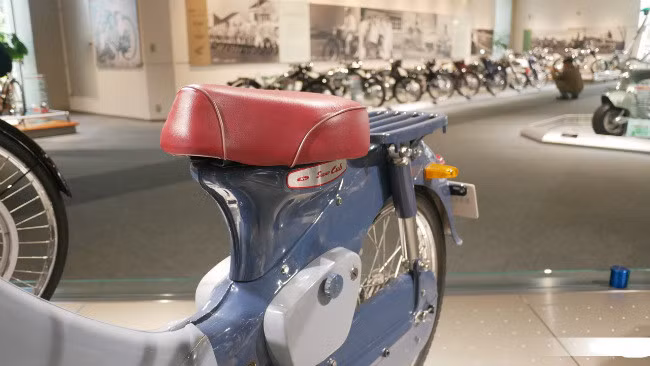 Kim vàng giọt lệ Honda Super Cub nửa thế kỷ vẫn đẹp long lanh