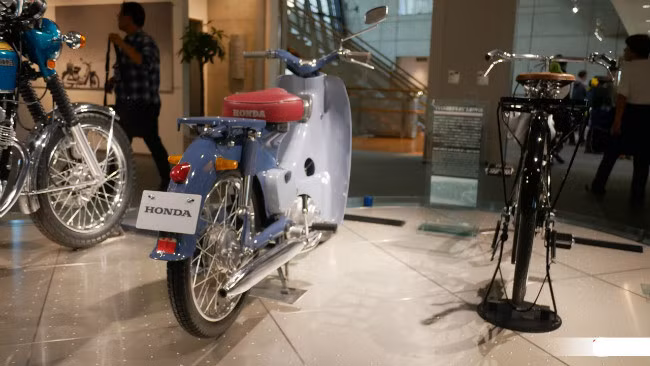 Kim vàng giọt lệ Honda Super Cub nửa thế kỷ vẫn đẹp long lanh