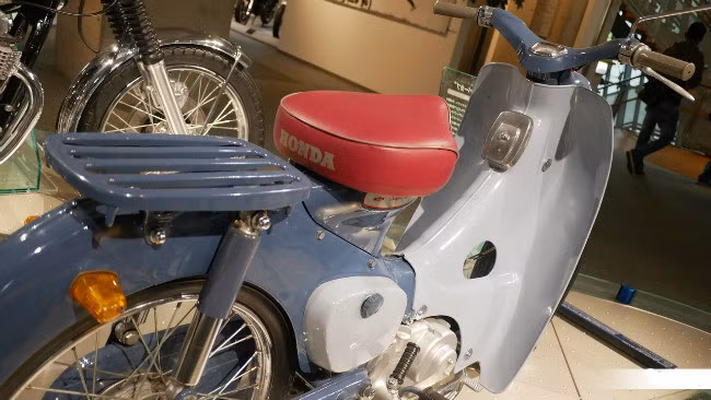 Kim vàng giọt lệ Honda Super Cub nửa thế kỷ vẫn đẹp long lanh
