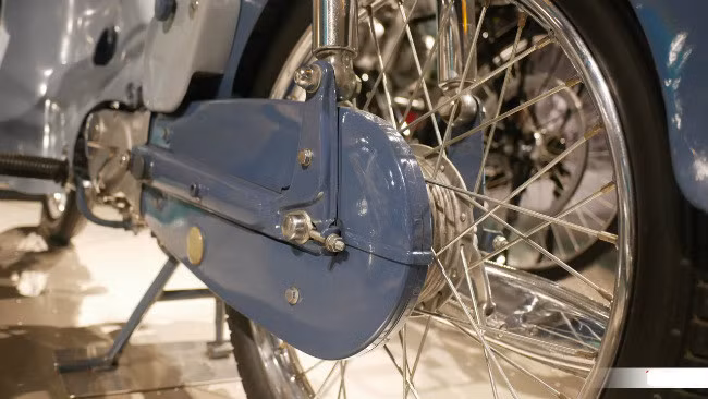Kim vàng giọt lệ Honda Super Cub nửa thế kỷ vẫn đẹp long lanh