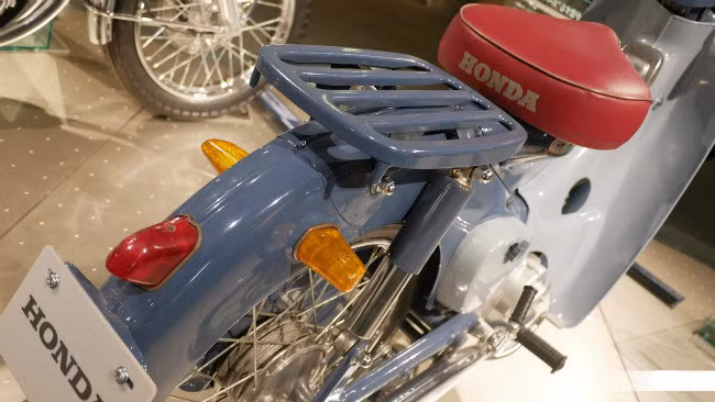 Kim vàng giọt lệ Honda Super Cub nửa thế kỷ vẫn đẹp long lanh