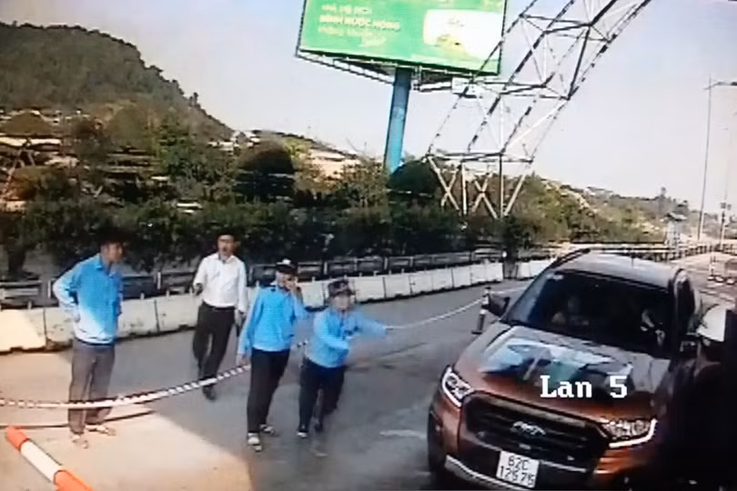 Tài xế cố tình đâm barie vượt Trạm thu phí Bến Thủy 2