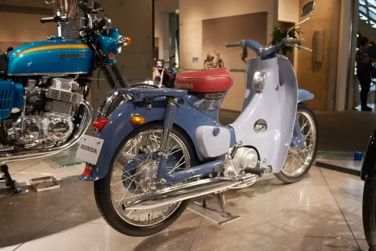 Kim vàng giọt lệ Honda Super Cub nửa thế kỷ vẫn đẹp long lanh