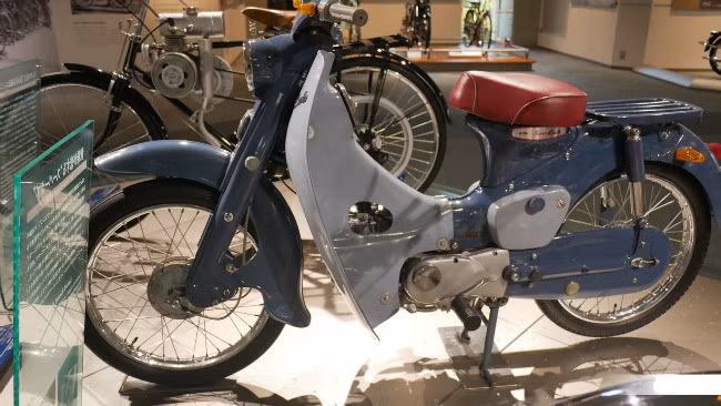 Kim vàng giọt lệ Honda Super Cub nửa thế kỷ vẫn đẹp long lanh