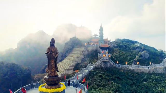Ngắm dáng chùa Việt ẩn trong dáng núi, đẹp kỳ ảo giữa chốn mây bồng