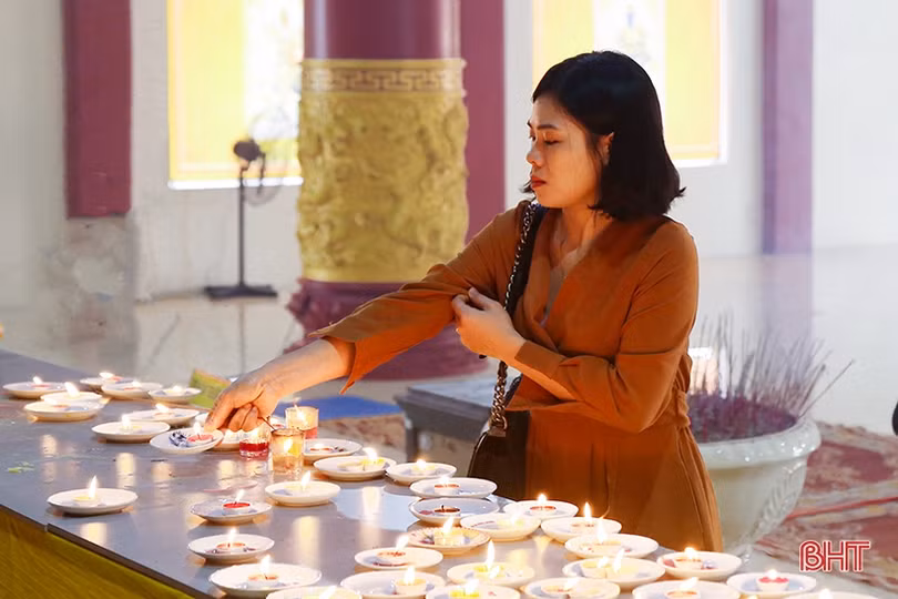 Người dân Hà Tĩnh náo nức đi lễ chùa, hái lộc đầu xuân