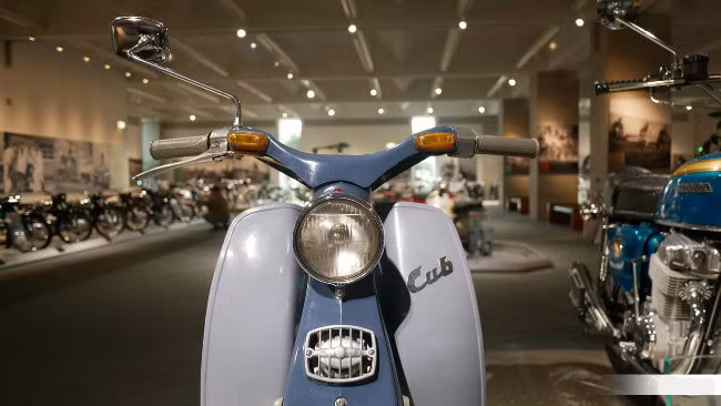 Kim vàng giọt lệ Honda Super Cub nửa thế kỷ vẫn đẹp long lanh