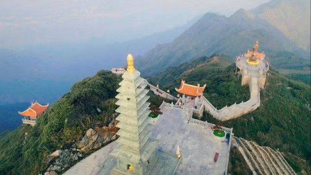 Ngắm dáng chùa Việt ẩn trong dáng núi, đẹp kỳ ảo giữa chốn mây bồng