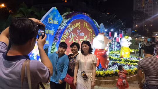 Tết mà, vui thôi, đừng vui quá!