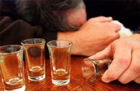 Uống hơn 7 chai rượu, người đàn ông vỡ bàng quang phải nhập viện