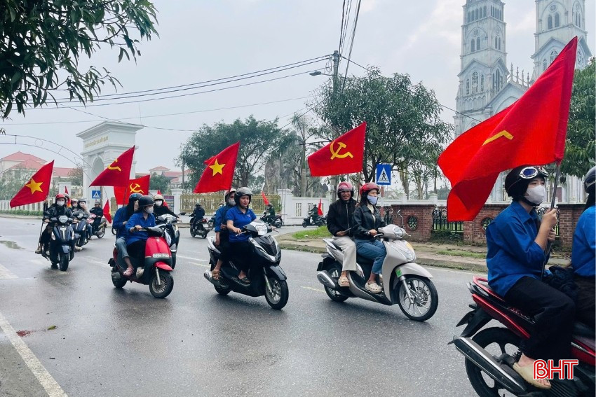 Đội hình thanh niên tình nguyện phường Trần Phú ra quân tuyên truyền lưu động, nhắc nhở người dân thực hiện nếp sống văn minh đô thị và hướng tới ngày bầu cử.