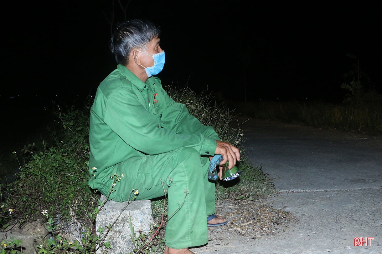 Nông dân Hà Tĩnh “trốn nắng” thu hoạch lúa xuân
