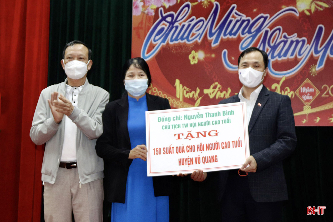 Bí thư Tỉnh ủy chúc tết đảng viên lão thành và người cao tuổi tiêu biểu ở Vũ Quang