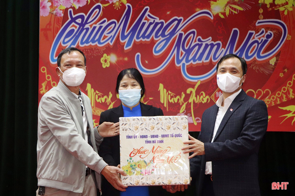 Bí thư Tỉnh ủy chúc tết đảng viên lão thành và người cao tuổi tiêu biểu ở Vũ Quang