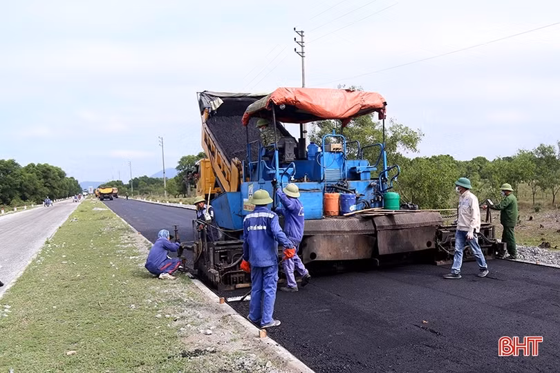 Gấp rút sửa chữa hư hỏng trên tuyến quốc lộ 15B ở Hà Tĩnh