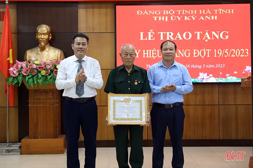 Các địa phương Hà Tĩnh trao huy hiệu Đảng cho 128 đảng viên