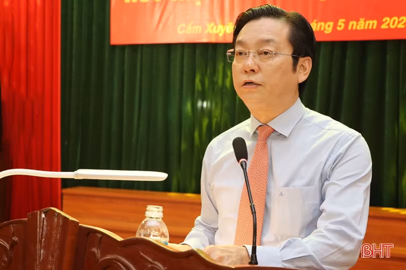 128 đảng viên ở Cẩm Xuyên được trao tặng, truy tặng huy hiệu Đảng