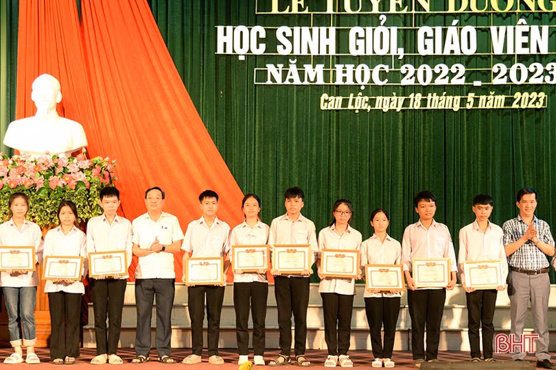 Can Lộc tuyên dương học sinh, giáo viên giỏi các cấp năm học 2022-2023