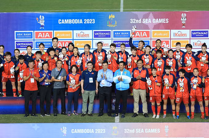 Thanh Nhã đội nón lá Việt Nam cực dễ thương, ăn mừng HCV SEA Games lịch sử