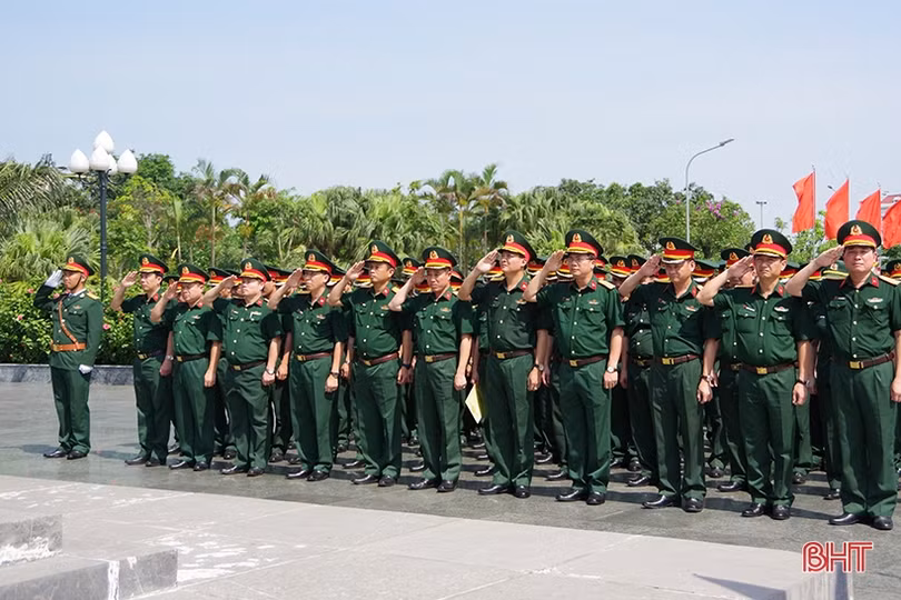 Lực lượng vũ trang Hà Tĩnh dâng hương, báo công Chủ tịch Hồ Chí Minh