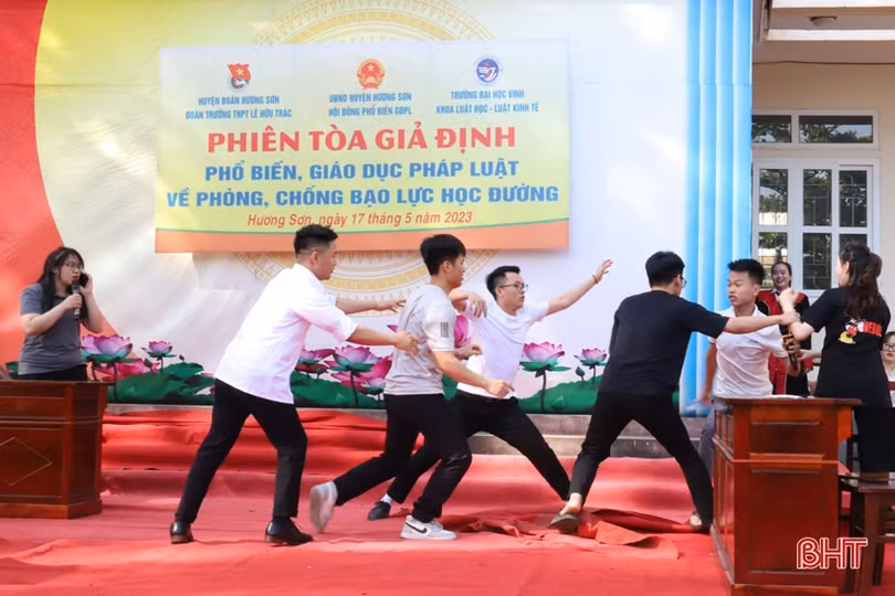 Hương Sơn phổ biến giáo dục pháp luật về phòng chống bạo lực học đường