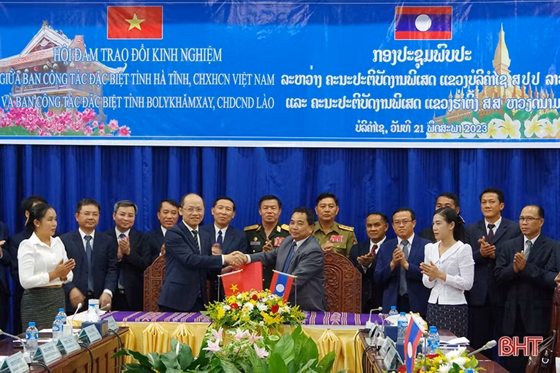 Trang trọng lễ tưởng niệm các liệt sỹ quân tình nguyện Việt Nam tại Bolikhămxay