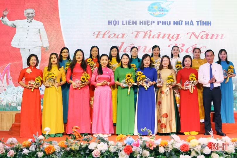 Biểu dương chủ tịch hội phụ nữ giỏi và cán bộ chi hội tiêu biểu