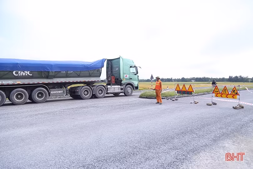 Gấp rút sửa chữa hư hỏng trên tuyến quốc lộ 15B ở Hà Tĩnh