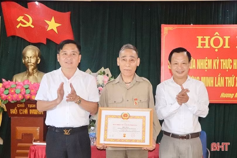 Vũ Quang trao Huy hiệu Đảng cho 31 đảng viên