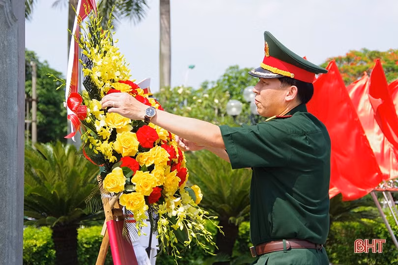 Lực lượng vũ trang Hà Tĩnh dâng hương, báo công Chủ tịch Hồ Chí Minh