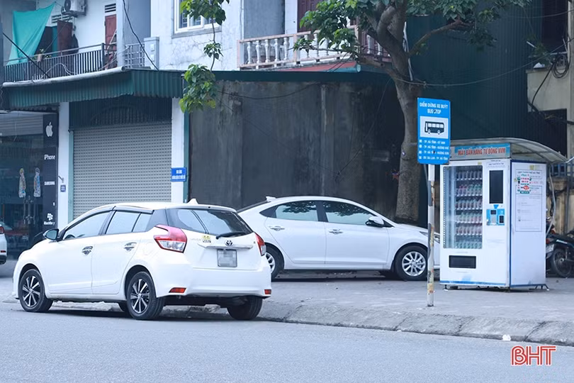 “Vô tư” đỗ xe tại điểm dừng, đón trả khách của xe buýt ở TP Hà Tĩnh