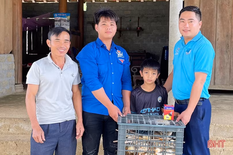 “Là thanh niên, chúng ta hãy gương mẫu, đi đầu”