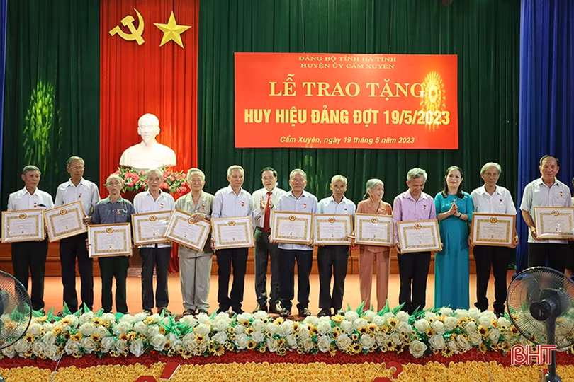 128 đảng viên ở Cẩm Xuyên được trao tặng, truy tặng huy hiệu Đảng