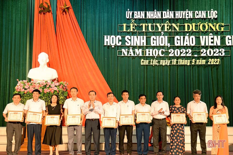 Can Lộc tuyên dương học sinh, giáo viên giỏi các cấp năm học 2022-2023