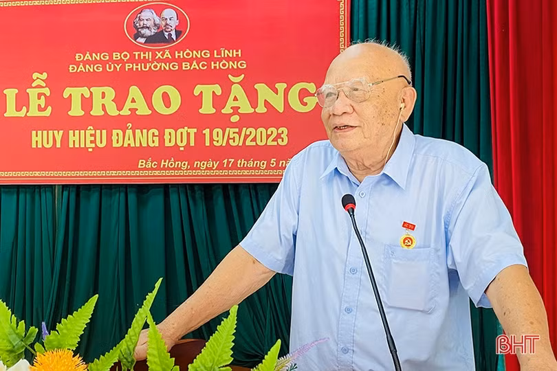 Trao huy hiệu Đảng cho 70 đảng viên ở TX Hồng Lĩnh