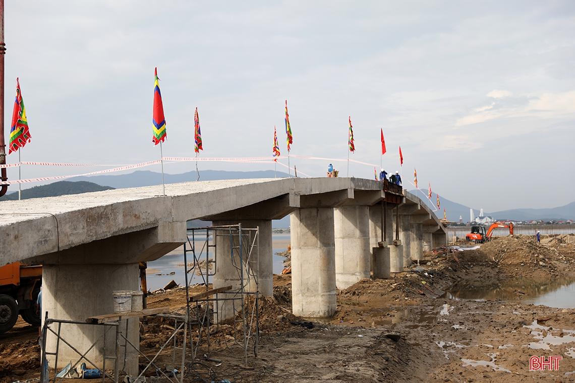 Hợp long cầu dẫn ra bến thả hoa đăng tại Khu di tích Đền thờ Chế thắng phu nhân Nguyễn Thị Bích Châu