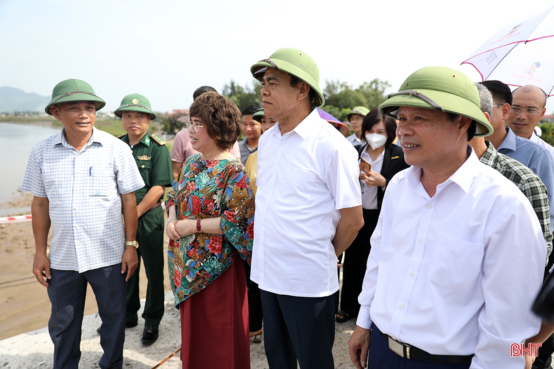 Hợp long cầu dẫn ra bến thả hoa đăng tại Khu di tích Đền thờ Chế thắng phu nhân Nguyễn Thị Bích Châu