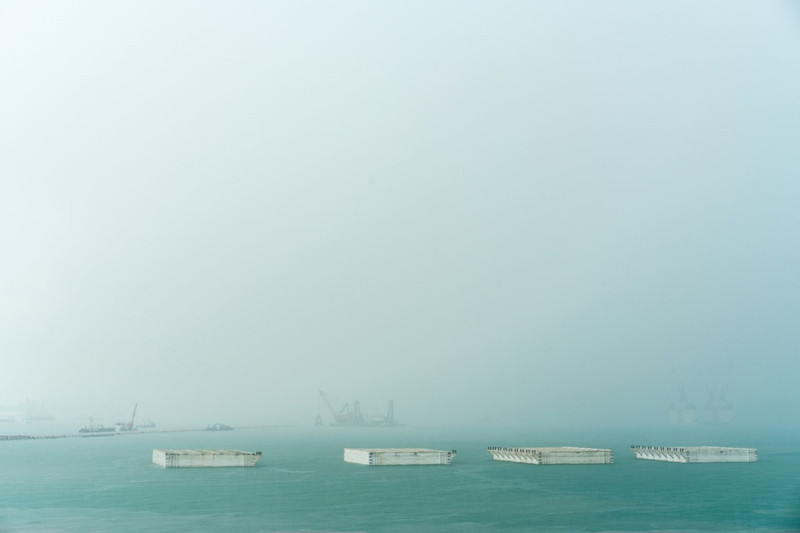 Mặt khác, Singapore đang cố gắng bớt phụ thuộc vào nguồn cung cát từ nước ngoài. Họ dùng đất cát từ các công trình xây dựng ngầm để chuyển sang các công trình lấp biển. Phần lớn nguyên vật liệu dùng trong công trình siêu cảng biển sắp tới là đất đá từ các công trình xây dựng. cong cuoc lap bien mo dat cua singapore