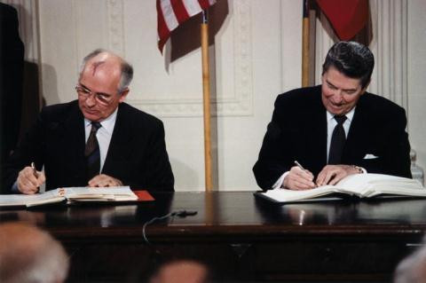 Lãnh đạo Liên Xô Mikhail Gorbachev và Tổng thống Mỹ Reagan ký INF tại Nhà Trắng, Washington vào ngày 8/12/1987 my lai cuong cuong vi ten lua nga