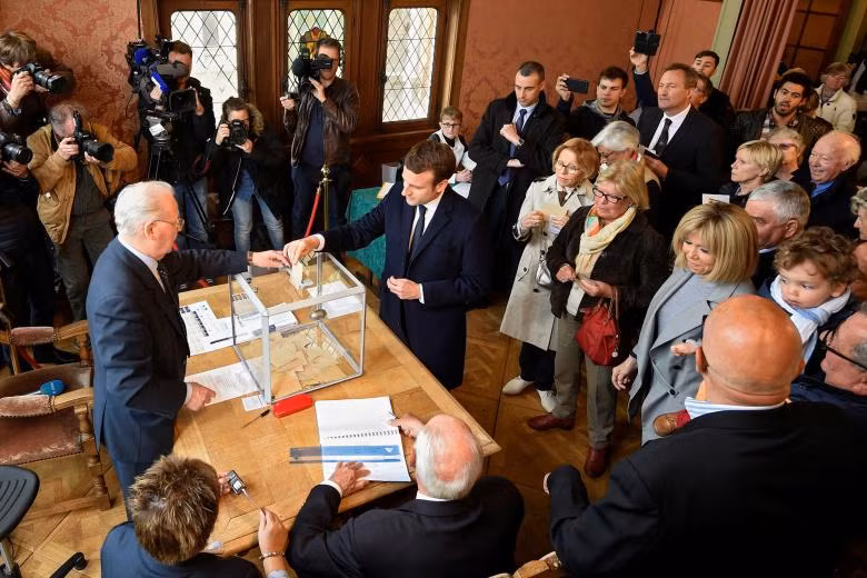 nhung hinh anh an tuong sau vong 1 bau tong thong phap