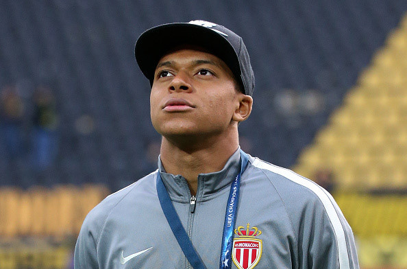 Tiền đạo Kylian Mbappe (Monaco - 1998): Sau Anthony Martial, Monaco tiếp tục sản sinh ra một "sát thủ trẻ tuổi" khiến bóng đá châu Âu phải dậy sóng. Thậm chí, Mbappe còn làm tốt hơn rất nhiều so với những gì bản hợp đồng của MU làm được ở tuổi 18. tuyen phap co the ra san voi doi hinh 9x o world cup 2018