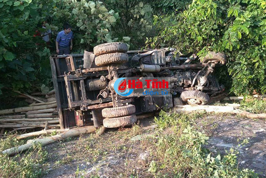bang ngang duong sat xe tai cho keo bi tau hoa dam vang 10m