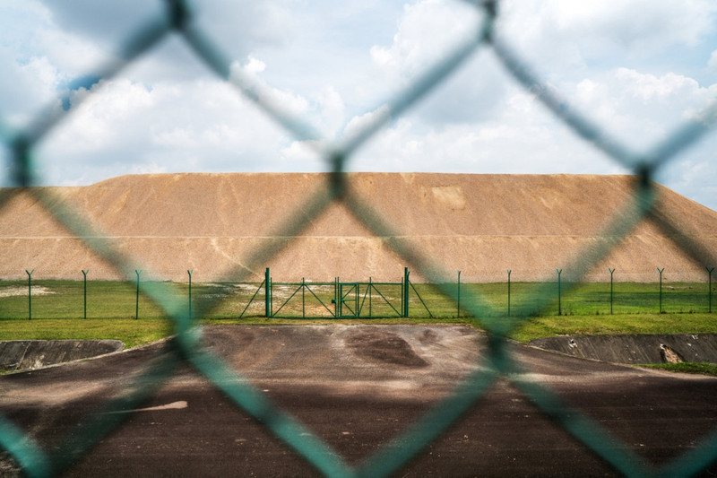 Singapore có nguồn cát dự trữ chiến lược dùng cho trường hợp khẩn cấp. Nơi chứa cát dự trữ là một khu vực rộng lớn nằm im lìm tại khu Bedok của Singapore. cong cuoc lap bien mo dat cua singapore